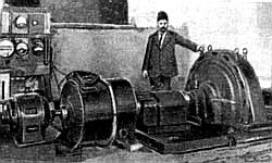 В.П. Вологдин у своего первого электрогенератора, изготовленного на заводе Н.Глебова