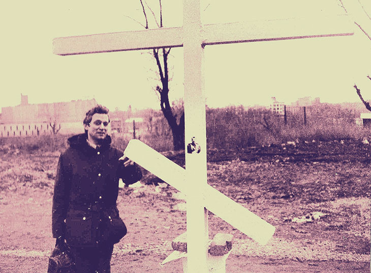 Автор У Поминального креста на месте, где растреляли царскую семью,апр.1992г.