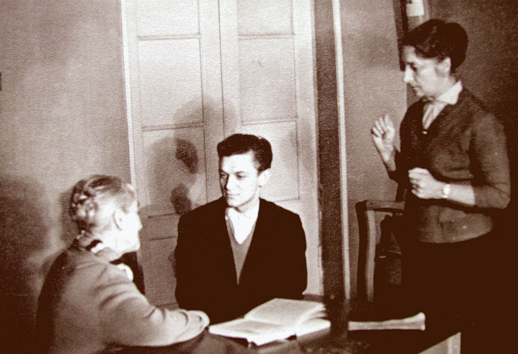 Репетиция пьесы А. Арбузова «Годы странствий». Сидят Е. Никитина, Л. Коренев, стоит Т.Никитина